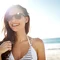 Femme qui s'expose aux rayons uv