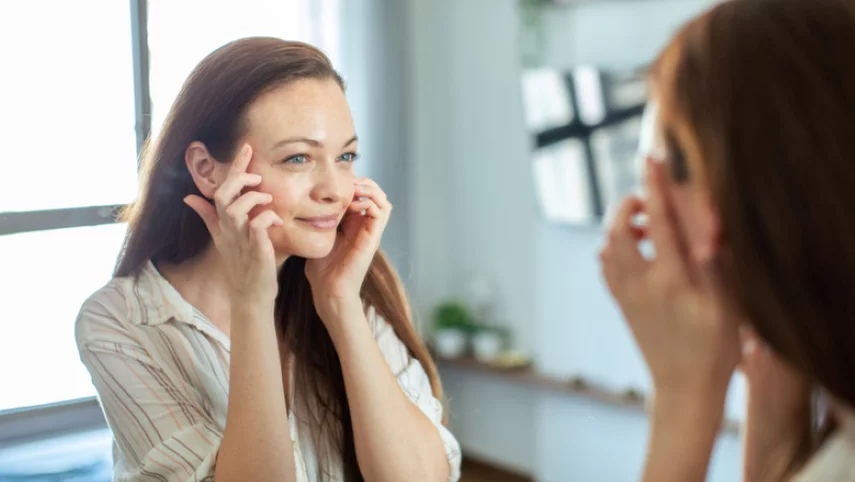 Femme appliquant une creme anti-age