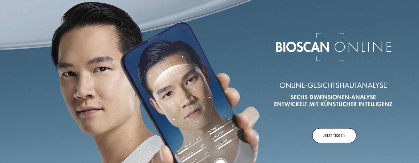 Mann hält Smartphone mit Gesichtsanalyse-App, im Hintergrund blauer Text: "BIOSCAN ONLINE", "ONLINE-GESICHTSHAUTANALYSE", "SECHS DIMENSIONEN-ANALYSE", "ENTWICKELT MIT KÜNSTLICHER INTELLIGENZ", Button "JETZT TESTEN".